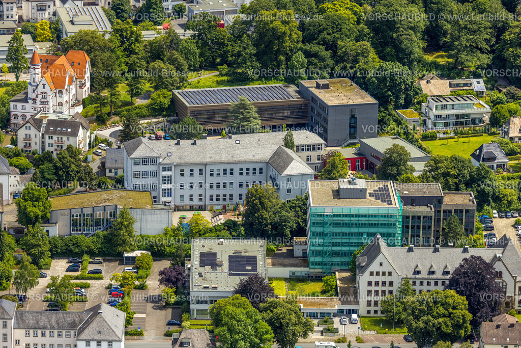 Arnsberg240708143 | Luftbild, Kreishaus und Bezirksregierung, Gebäude Sanierung mit Verhüllung und Baugerüst, hinten das Gymnasium Laurentianum, Arnsberg, Sauerland, Nordrhein-Westfalen, Deutschland