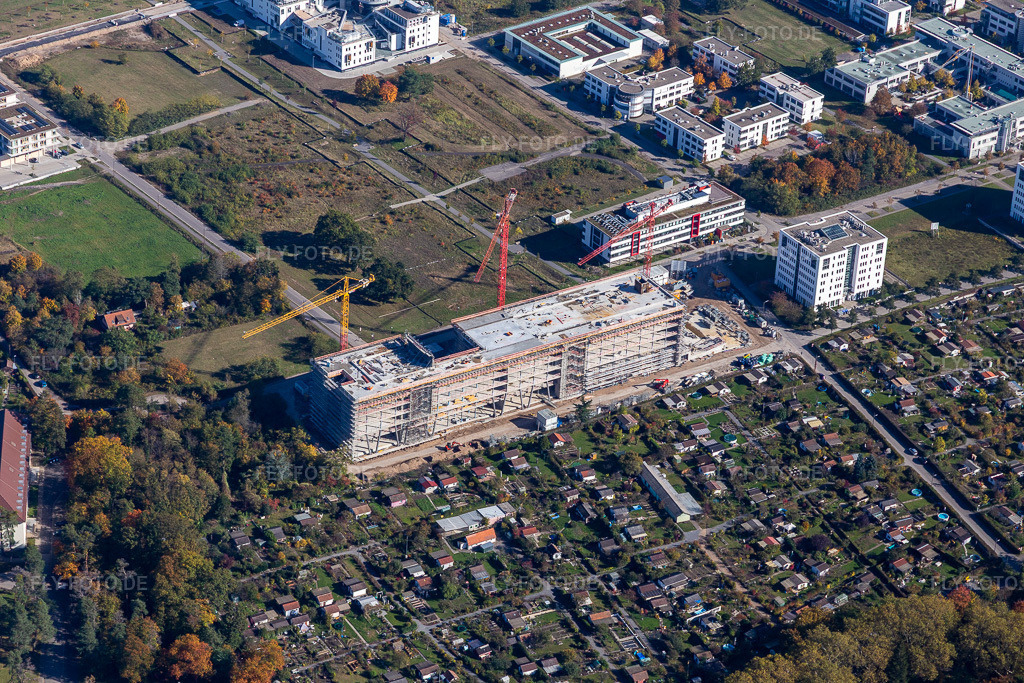 Luftbild: Baustelle zum Neubau eines Bürogebäudes der Vector Informatik GmbH in der Emmy-Noether-Straße im Technologiepark Karlsruhe. im Ortsteil Rintheim in Karlsruhe im Bundesland Baden-Württemberg in Deutschland. Foto: IMG_129841.jpg vom 24.10.2021 durch Werner Riehm/FLY-FOTO.de