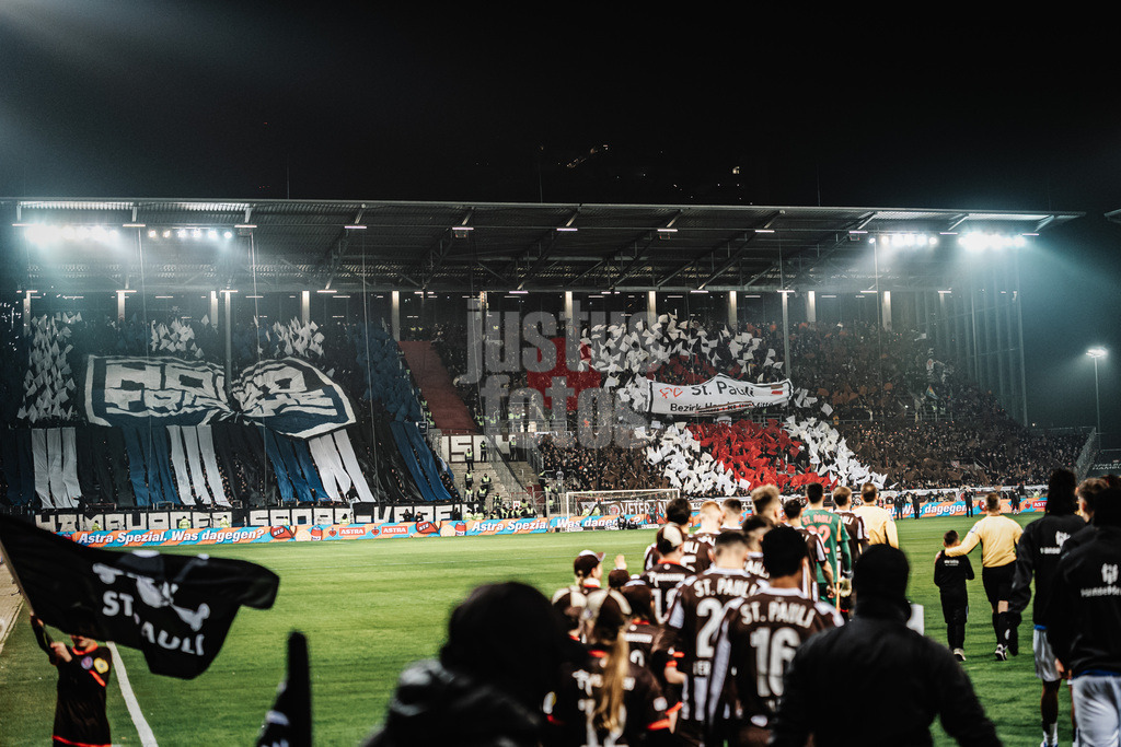 Fußball | Männer | Saison 2025/2026  | Fußball-Bundesliga | 19. Spieltag | FC St. Pauli vs. Hamburger SV | 23.01.2026 | Einlauf der Teams mit Choreos der HSV und St. Pauli Fans