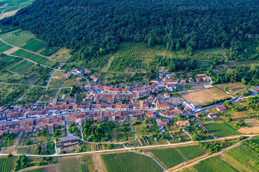 Vue aérienne: Vue de la ville depuis le nord-ouest à Lucey dans le département Meurthe et Moselle, France – .Photo: IMG_083453.jpg prise le 13/07/2015 par Werner Riehm/FLY-FOTO.eu – Résolution de l'original: 5472 x 3648 px