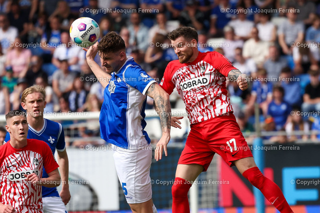 2400414_svdvsscf_1415 Kopie | Darmstadt, 14.04.2024 xjfx 1.Bundesliga SV Darmstadt 98 - SC Freiburg v.l., Matej Maglica (SV Darmstadt 98), Lukas Kuebler (SC Freiburg), Kopfball, Kopfballduell





(DFL/DFB REGULATIONS PROHIBIT ANY USE OF PHOTOGRAPHS as IMAGE SEQUENCES and/or QUASI-VIDEO) - Realisiert mit Pictrs.com