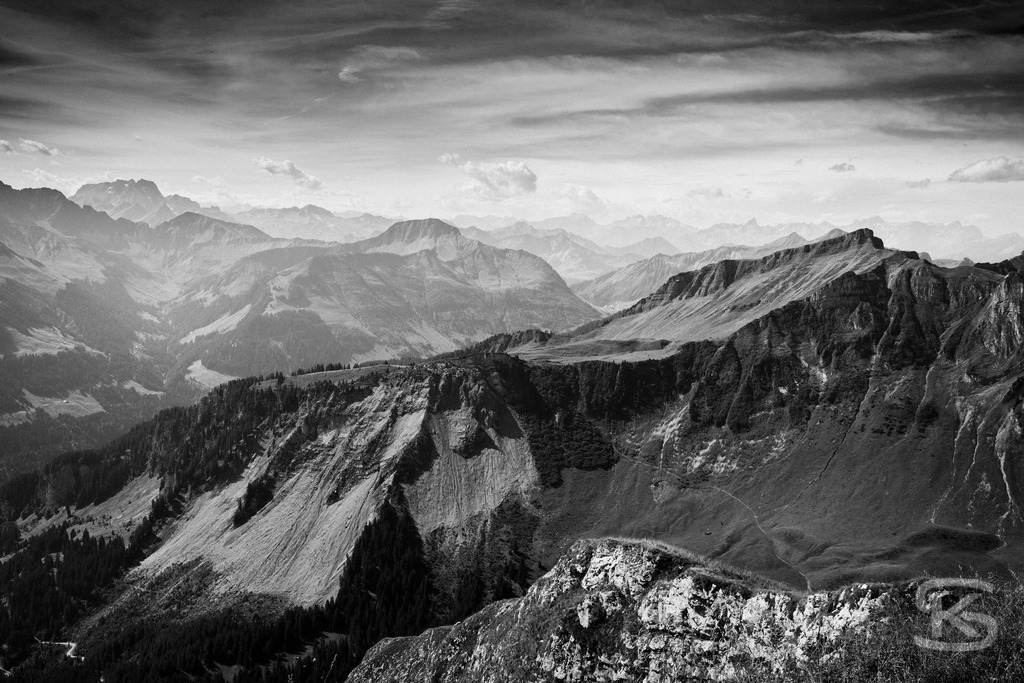 Kanisfluh Gipfeltour 2018 – Bergfotografie vom Aufstieg bis zum Gipfel | Schwarzweiss Fotoserie einer Gipfelbesteigung der Kanisfluh im Bregenzerwald 2018. Eindrucksvolle Bergfotografie vom Aufstieg, Gipfel und Abstieg des markanten Felsmassivs in den Vorarlberger Alpen von Stefan Kuhn. - Realisiert mit Pictrs.com