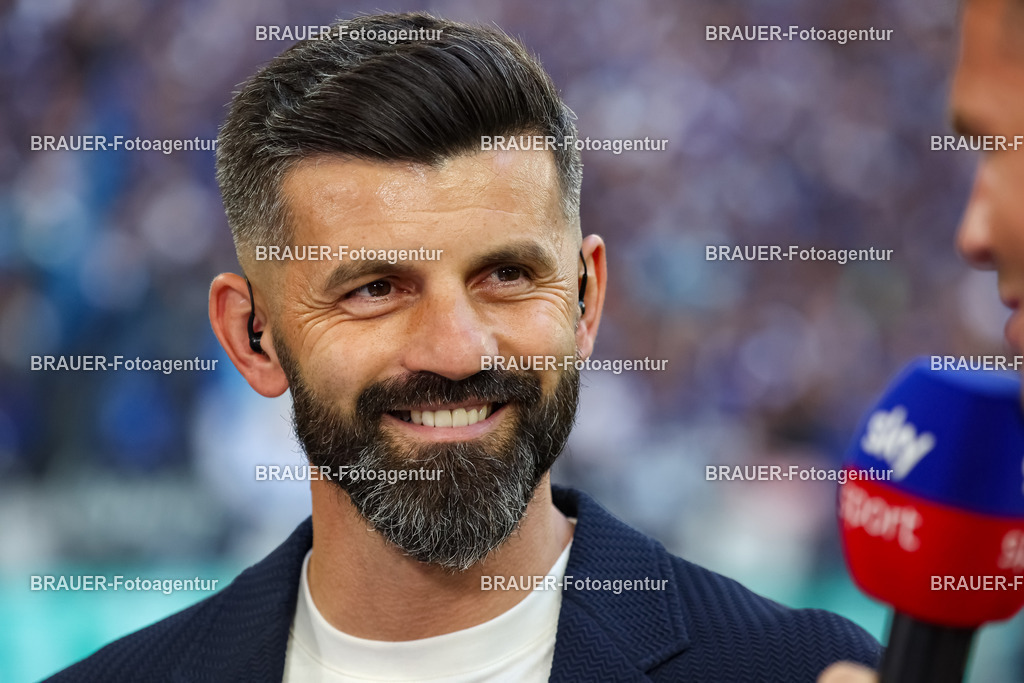 1_S04BER_20250801_0094.JPG -  - FC Schalke 04 - Hertha BSC Berlin - 2. Bundesliga | Gelsenkirchen, Deutschland, 01.08.25: Trainer Miron Muslic (FC Schalke 04) schaut waehrend des Spiels der 2. Bundesliga zwischen FC Schalke 04 - Hertha BSC Berlin in der Veltins-Arena am 01. August 2025 in Gelsenkirchen, Deutschland. (Foto von Stefan Brauer/Brauer-Fotoagentur)DFB/DFL REGULATIONS PROHIBIT ANY USE OF PHOTOGRAPHS AS IMAGE SEQUENCES AND/OR QUASI-VIDEO.