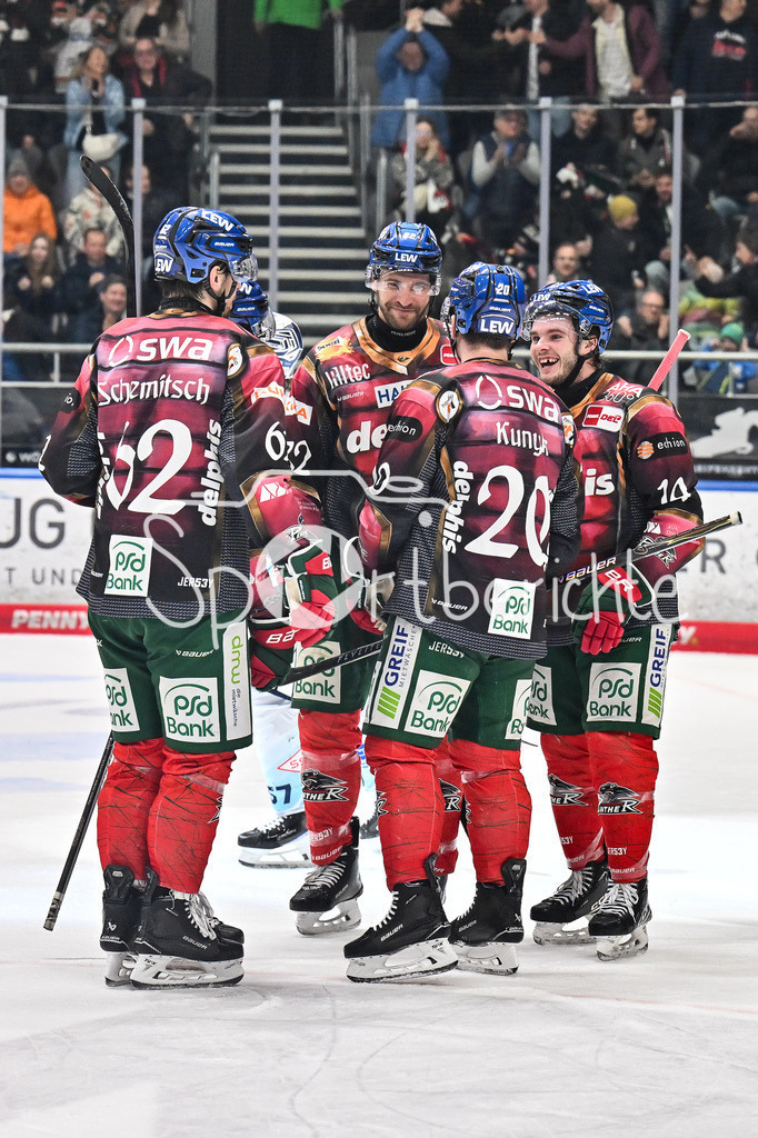 Augsburger Panther - Dresdner Eislöwen | AUGSBURG, DEUTSCHLAND - 06. MÄRZ: Jubel der Augsburger nach dem Treffer zum 4-2 durch Cody KUNYK (Augsburger Panther 20)  / Tor / Torschuetze / Freude / Happy / während dem Match zwischen den Augsburger Panthern und den Dresdner Eislöwen am 49. Spieltag der Penny DEL im Curt Frenzel Stadion