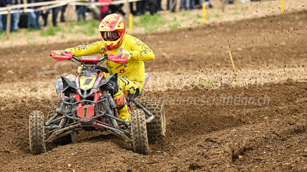Motocross Schlatt bei Winterthur - 30. April 2023 | #1 Ferraz Joao aus Regensdorf (CH) auf Suzuki J Francing in der Kategorie Quad am Motocross Schlatt bei Winterthur, 30. April 2023. 
Instagram: @mx_schlatt | @mc_wila | @sam_schweiz
Bild: Sportfotografie Markus Aeschimann | www.markus-aeschimann.ch - Realisiert mit Pictrs.com