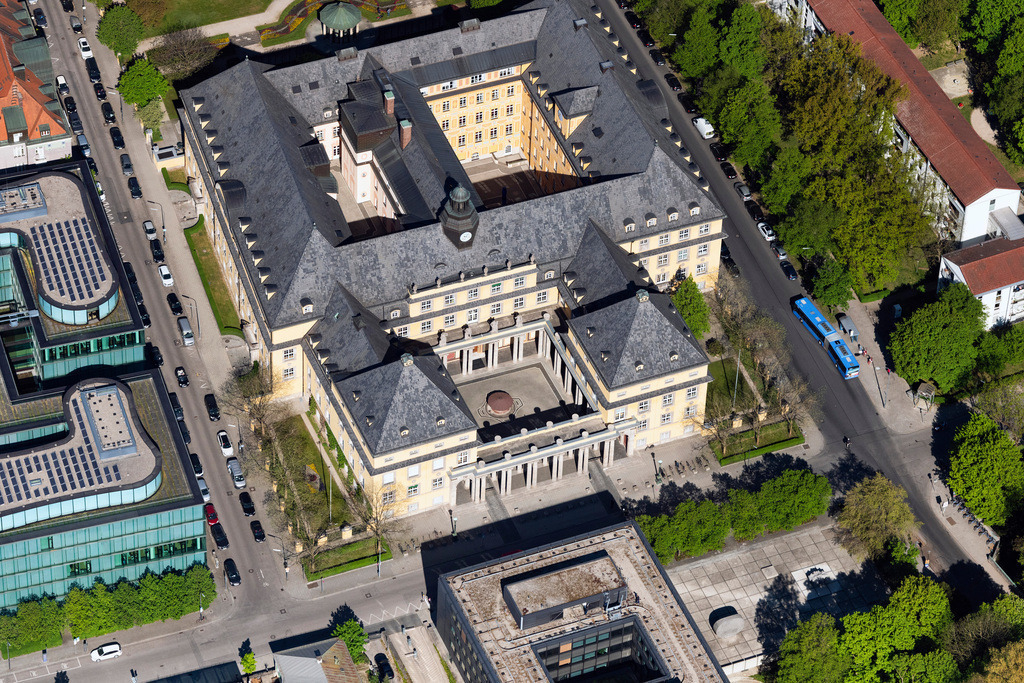 dr__0052013.jpg | MüNCHEN 23.04.2020 Büro- und Verwaltungsgebäude des Versicherungs- Unternehmens " Munich Re " an der Kaulbachstraße im Ortsteil Schwabing-Freimann in München im Bundesland Bayern, Deutschland. Weiterführende Informationen bei: Münchener Rückversicherungs-Gesellschaft Aktiengesellschaft in München. // Office and administration building of the insurance company "Munich Re" on Kaulbachstrasse in the district Schwabing-Freimann in Munich in the state Bavaria, Germany. Further information at: Muenchener Rueckversicherungs-Gesellschaft Aktiengesellschaft in Muenchen. Foto: Daniel Reiter