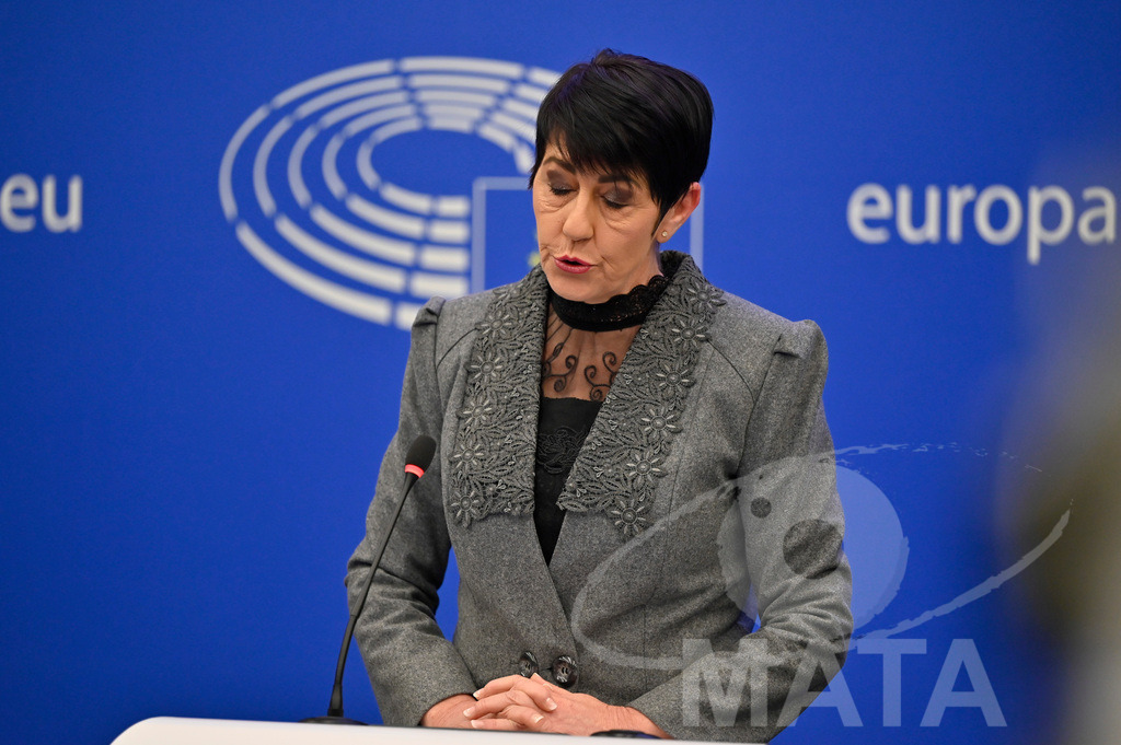 _DWI0163 | Politikerin Christine Anderson bei einer Pressekonferenz zum Thema ' Alarmierende Statistiken zu den Folgen des COVID-Lockdowns' im Europäischen Parlament. Straßburg, 18.01.2023 - Realisiert mit Pictrs.com