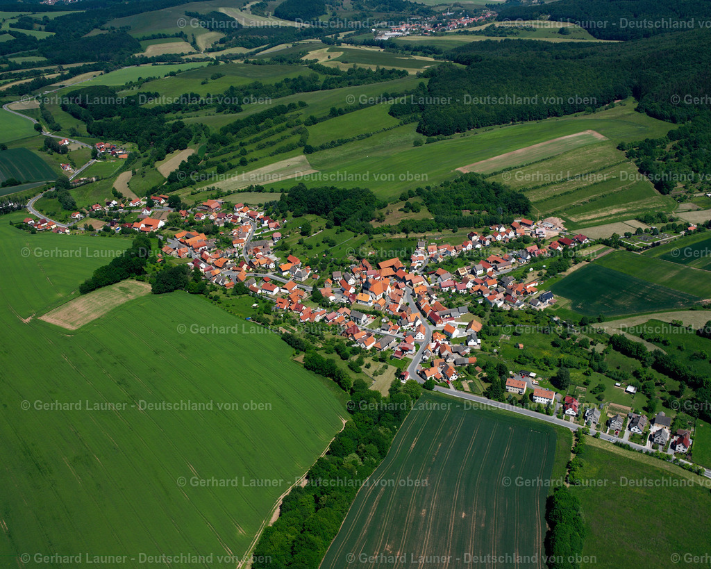 2634350 | JüTZENBACH 09.06.2006 Landwirtschaftliche Nutzflächen und Feldgrenzen  umsäumen das Siedlungsgebiet des Dorfes in Jützenbach im Bundesland Thüringen, Deutschland // Agricultural land and field boundaries surround the settlement area of the village  in Jützenbach in the state Thuringia, Germany Foto: Gerhard Launer