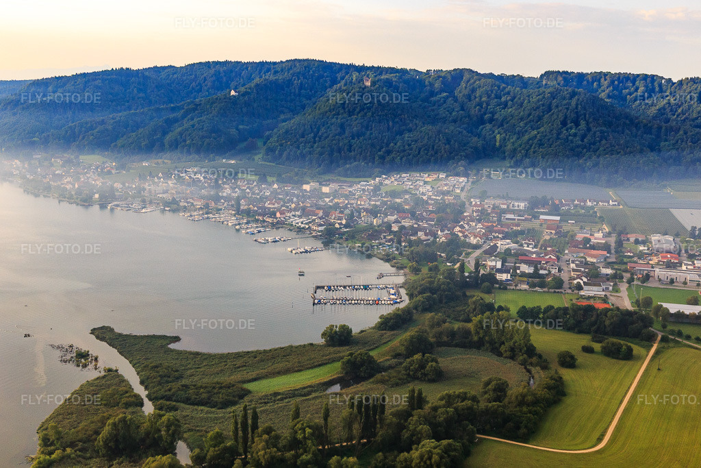 Luftbild: Stadtansicht am Ufer des Bodensees im Morgendunst im Ortsteil Bodman in Bodman-Ludwigshafen im Bundesland Baden-Württemberg in Deutschland. Foto: IMG_102863.jpg vom 26.08.2017 durch Werner Riehm/FLY-FOTO.de