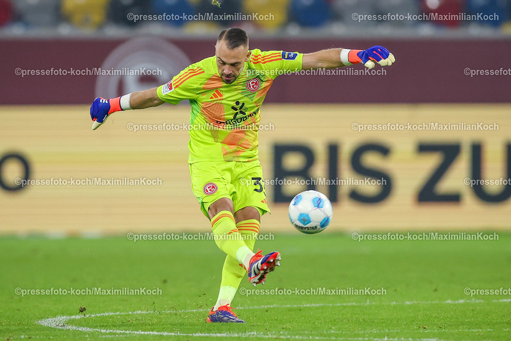 Due09112401055 | 09.11.2024, Fußball, Fortuna Düsseldorf - SC Paderborn 07, 2. Bundesliga, Merkur Spiel-Arena, Saison 2024 2025: Torwart Florian Kastenmeier (Fortuna Düsseldorf #33)DFB regulations prohibit any use of photographs as image sequences and or quasi-video.