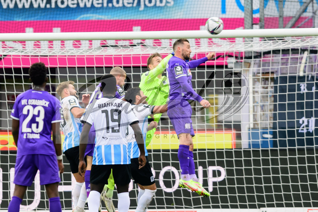 OSNTSV20211106_068 | Fussball, Herren: Torwart Marco Hiller (TSV 1860 Muenchen) und Marc Heider (VfL Osnabrueck) im Zweikampf bei dem Spiel der 3. Liga zwischen VfL Osnabrueck und TSV 1860 Muenchen im Stadion an der Bremer Bruecke am 06.11.2021 in Osnanbrueck, Deutschland.DFB / DFL REGULATIONS PROHIBIT ANY USE OF PHOTOGRAPHS AS IMAGE SEQUENCES AND/OR QUASI-VIDEO. - Realisiert mit Pictrs.com