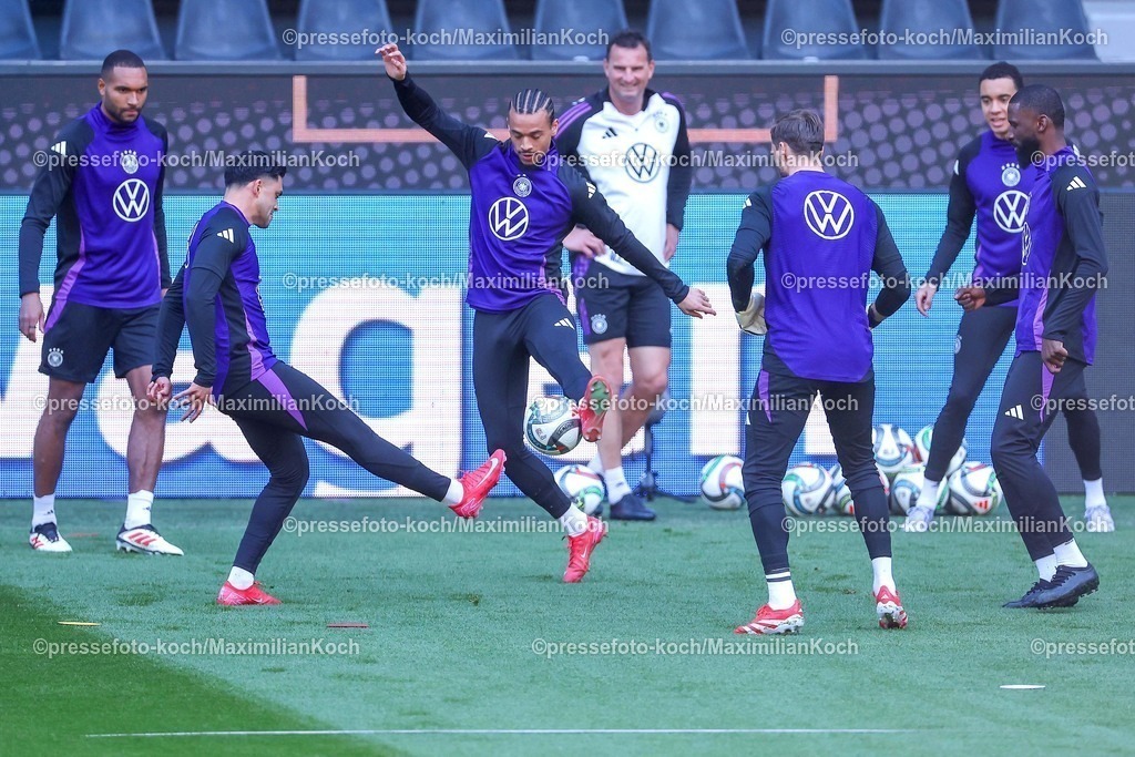 DFB22032502049 | 22.03.2025, Fußball, Abschlusstraining und Pressekonferenz vor dem Nations League  Viertelfinale Deutschland - Italien, Signal Iduna Park, Saison 2024 2025: Jonathan Tah (GER #04) Nadiem Amiri (GER #11) Leroy Sane (GER #19) DFB regulations prohibit any use of photographs as image sequences and or quasi-video.