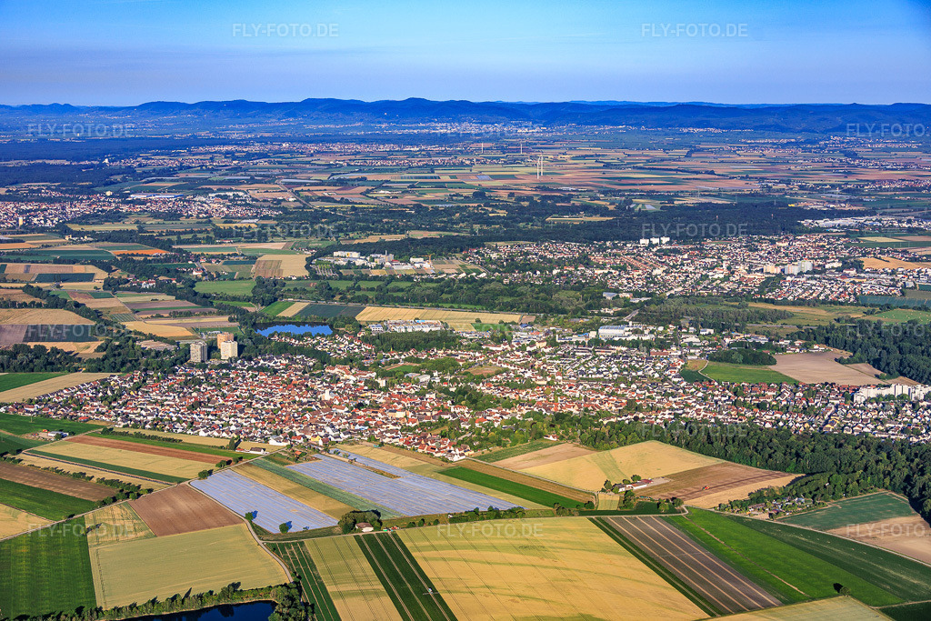 Luftbild: Ortsansicht von Osten in Neuhofen im Bundesland Rheinland-Pfalz in Deutschland. – Foto: IMG_157468.jpg vom 18.06.2026 durch Werner Riehm/FLY-FOTO.de – Auflösung des Originals: 5855 x 3903 px