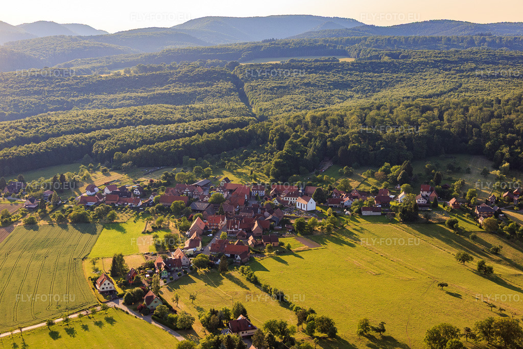 Vue aérienne: Vue de la ville depuis le sud-est à Lembach dans le département Bas Rhin, France – .Photo: IMG_080243.jpg prise le 05/06/2015 par Werner Riehm/FLY-FOTO.eu – Résolution de l'original: 5472 x 3648 px