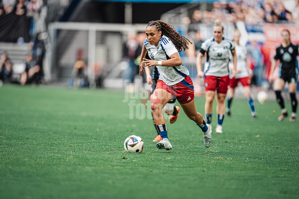 Fußball | Frauen | Saison 2024/2025  | DFB-Pokal der Frauen | Halbfinale | Hamburger SV vs. Werder Bremen | 23.03.2025 | Lisa Baum (#11, HSV) am Ball