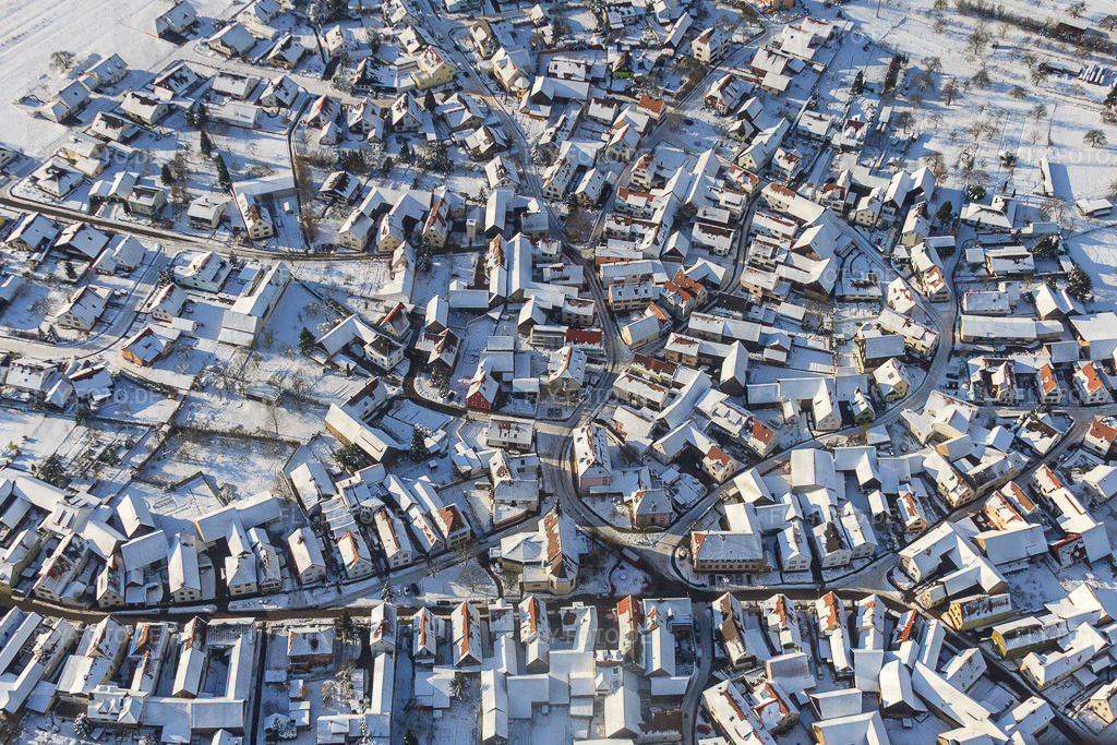 Dorbrunnenstraße  bei Schnee im Winter | Luftbild: Dorbrunnenstraße  bei Schnee im Winter im Ortsteil Büchelberg in Wörth im Bundesland Rheinland-Pfalz in Deutschland. Foto: IMG_36119.jpg vom 02.01.2011 durch Werner Riehm/FLY-FOTO.de - Realisiert mit Pictrs.com
