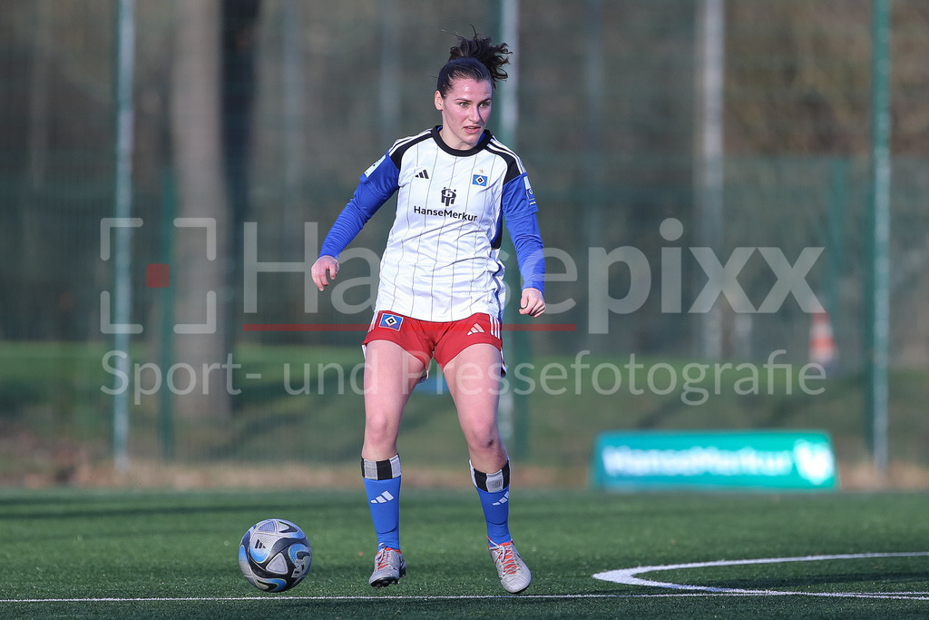 Fussball, Testspiel Frauen, Hamburger SV - Kolding IF | v.li.: Pauline Machtens (Hamburger SV, 28) am Ball, Freisteller, Einzelbild, Ganzkörper, Aktion, Action, Spielszene