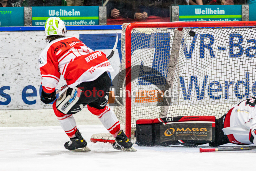 Spiel 3 Finale TSV Peißenberg Miners vs EHC Königsbrunn | Eishockey Bayernliga Playoffs 2023/2024, Spiel 3 Finale TSV Peißenberg Miners vs EHC Königsbrunn, 20240328,
Tor Ryan MURPHY (Miners 15),
2024-03-28 in Peißenberg (Eisstadion)
15 Ryan MURPHY (Miners 15), 32 Stefan VAJS (EHC Goalie 32)
Copyright: WolfgangxLindner foto-lindner.de