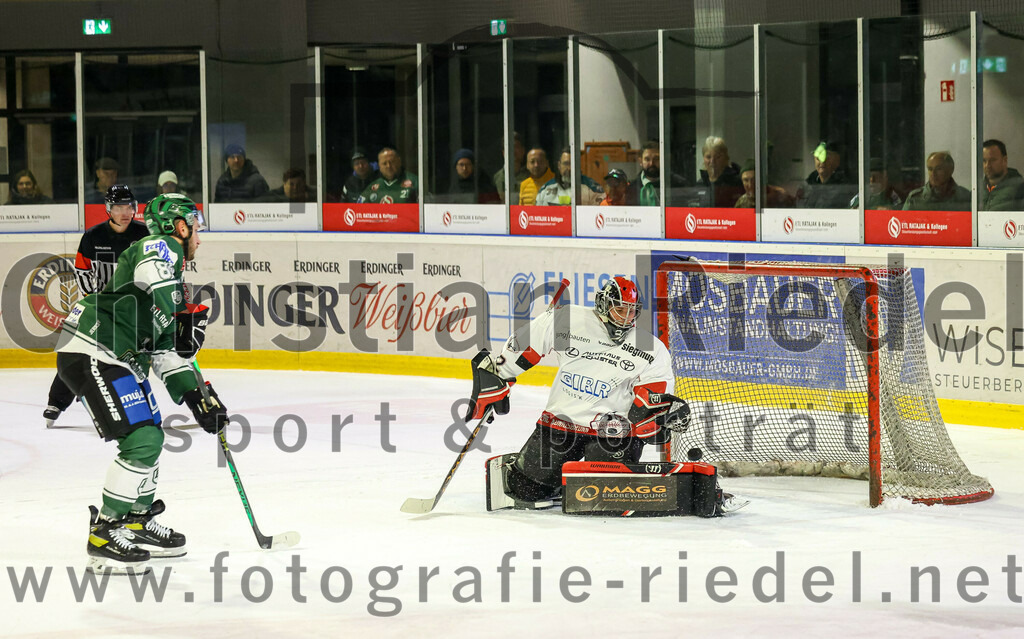 2023-11-12_141_TSV_Erding_gegen_EHC_Koenigsbrunn | Erding, Deutschland, 12.11.2023:
Eishockey, Bayernliga Vorrunde 2023 / 2024, 9. Spieltag, TSV Erding gegen EHC Königsbrunn, Endergebnis: 3:2

Maximilian Forster (Erding Gladiators, #81), Torwart Stefan Vajs (EHC Königsbrunn, #32)

Foto: Christian Riedel / fotografie-riedel.net