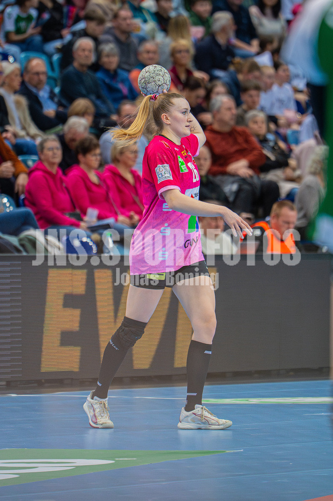 Handball I Frauen I Saison 2025-2026 I 1. HBF I 15. Spieltag I VFL Oldenburg - SV Union Halle-Neustadt 0086 | Cara Reuthal (26, SV Union Halle-Neustadt) - Realisiert mit Pictrs.com