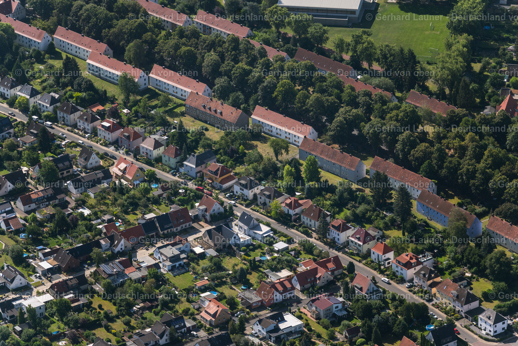 4035156 | BRAUNSCHWEIG 31.07.2020 Wohngebiet einer Mehrfamilienhaussiedlung an der Saarstraße im Ortsteil Lehndorf-Watenbüttel in Braunschweig im Bundesland Niedersachsen, Deutschland. // Residential area of a multi-family house settlement on street Saarstrasse in the district Lehndorf-Watenbuettel in Brunswick in the state Lower Saxony, Germany. Foto: Gerhard Launer