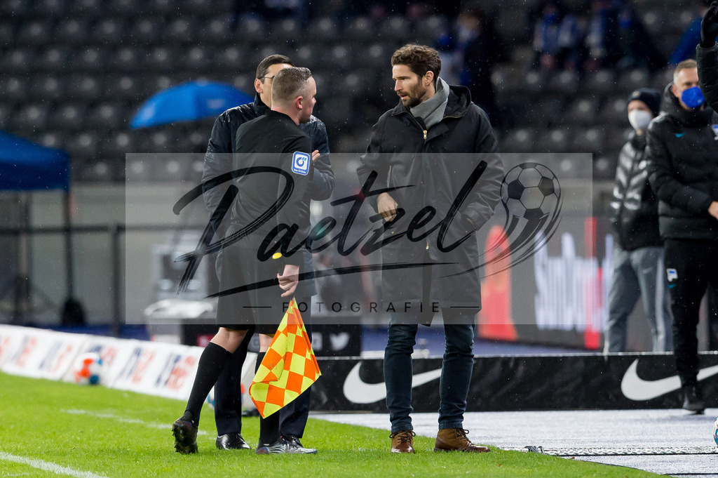 BSCRBL20220220_056 | Fussball, Herren: Schiedsrichterassistent Sascha Thielert und Sportdirektor Arne Friedrich (Hertha BSC) diskutieren bei dem Spiel der 1. Bundesliga zwischen Hertha BSC und RB Leipzig im Olypiastadion am 20.02.2022 in Berlin, Deutschland.DFB / DFL REGULATIONS PROHIBIT ANY USE OF PHOTOGRAPHS AS IMAGE SEQUENCES AND/OR QUASI-VIDEO. - Realisiert mit Pictrs.com