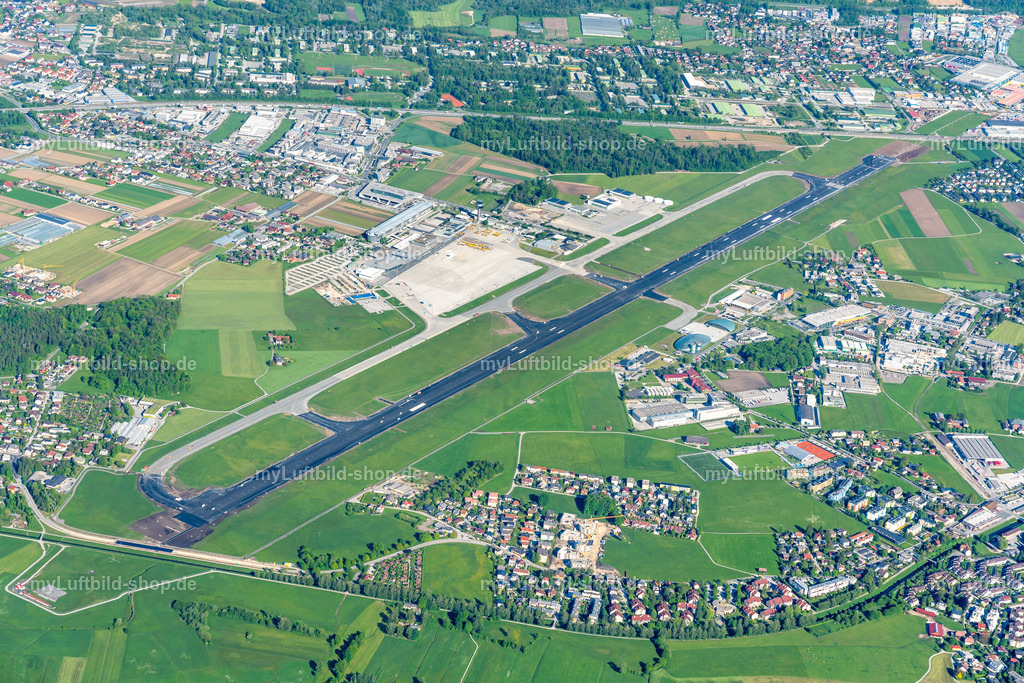 luftbild-airport-salzburg-bruno-kapeller | Luftbild vom Airport Salzburg. Die Piste wurde nach fast 60 Jahren generalsaniert. Die Landebahn wurde für 5 Wochen total gesperrt. - Realisiert mit Pictrs.com