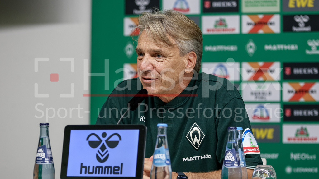 Fussball, Bundesliga, SV Werder Bremen - Bayer 04 Leverkusen | Horst Steffen (Trainer, Cheftrainer, SV Werder Bremen) während der Pressekonferenz nach dem Spiel, Portrait, Nahaufnahme, Einzelfoto, Einzelbild, DIE DFL-RICHTLINIEN UNTERSAGEN JEGLICHE NUTZUNG VON FOTOS ALS SEQUENZBILDER UND/ODER VIDEOÄHNLICHE FOTOSTRECKEN. DFL REGULATIONS PROHIBIT ANY USE OF PHOTOGRAPHS AS IMAGE SEQUENCES AND/OR QUASI-VIDEO.