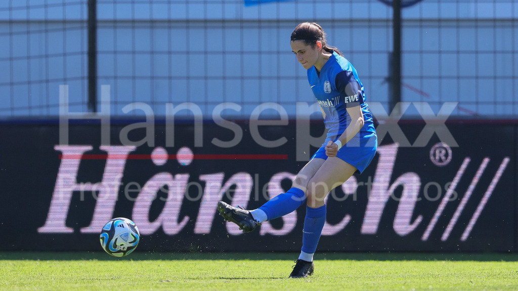 Fussball, 2. Frauen-Bundesliga, SV Meppen - SV 67 Weinberg | v.li.: Marie Bleil (SV Meppen, 7) am Ball, Freisteller, Einzelbild, Ganzkörper, Aktion, Action, Spielszene, DIE DFB-RICHTLINIEN UNTERSAGEN JEGLICHE NUTZUNG VON FOTOS ALS SEQUENZBILDER UND/ODER VIDEOÄHNLICHE FOTOSTRECKEN. DFB REGULATIONS PROHIBIT ANY USE OF PHOTOGRAPHS AS IMAGE SEQUENCES AND/OR QUASI-VIDEO.