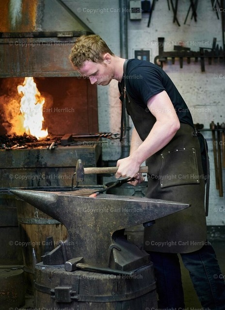 Beispielbild "Schmiede/Schlosserei" | High End Portraits. Einzelportrait Paarportrait Gruppenportrait Künstlerportrait Bandportzait Bühnenfotografie Fashion Lifestyle Urbanlife  - Realisiert mit Pictrs.com