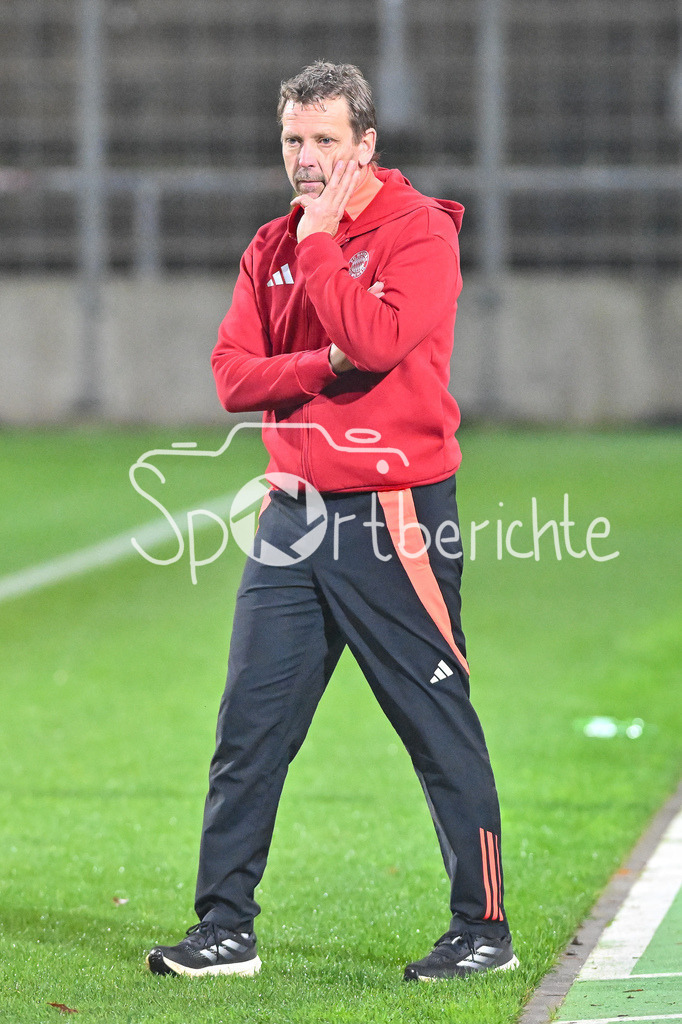 FC Bayern Amateure - FV Illertissen | Im Bild Holger SEITZ Cheftrainer FC Bayern München II / Freisteller / Einzelfoto