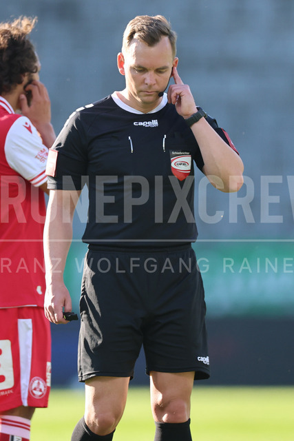 Grazer AK 1902 vs WSG Tirol – Austrian Bundesliga | Graz, Austria, 02.MAY.26 - SOCCER - ADMIRAL Bundesliga, Qualification Group, Grazer AK 1902 vs WSG Tirol. The image shows referee Achim Untergasser listen to var.
