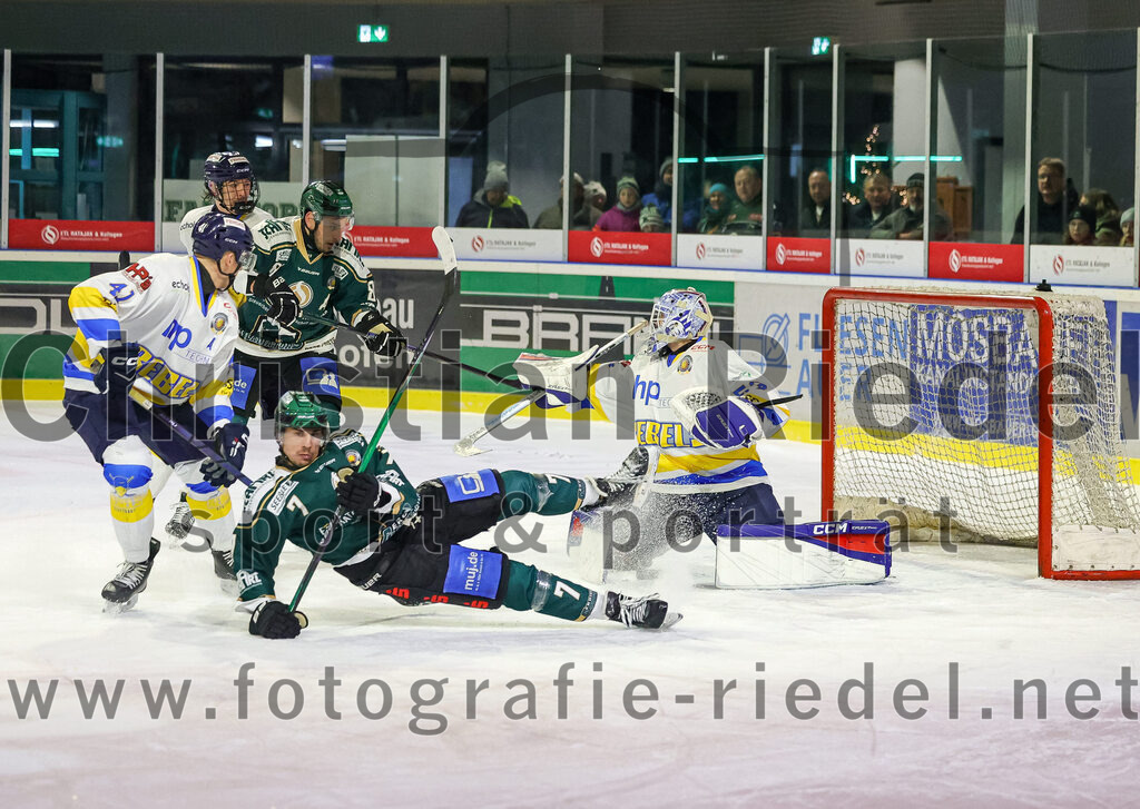 2025-12-05_131_TSV_Erding_gegen_Stuttgart_Rebels | Erding, Deutschland, 05.12.2025:Eishockey, Oberliga Süd 2025 / 2026, 23. Spieltag, TSV Erding gegen Stuttgart Rebels, Endergebnis: 5:6Jannik Herm (Stuttgart Rebels, #41), Maximilian Forster (Erding Gladiators, #81), Louis Trattner (Erding Gladiators, #7), Kimi Saffran (Stuttgart Rebels, #53)Foto: Christian Riedel / fotografie-riedel.net