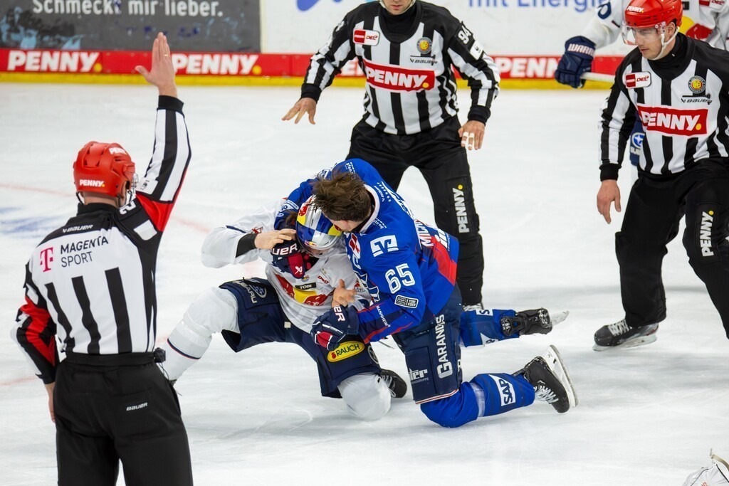 DEL, Deutsche Eishockey Liga Saison 2024/25, Playoff-Viertelfinale, Spiel 3: Adler Mannheim gegen Red Bull München***Faustkampf zwischen Marc Michaelis (65, Mannheim) und Filip Varejcka (91, München) | DEL, Deutsche Eishockey Liga Saison 2024/25, Playoff-Viertelfinale, Spiel 3: Adler Mannheim gegen Red Bull München***Faustkampf zwischen Marc Michaelis (65, Mannheim) und Filip Varejcka (91, München) - Realisiert mit Pictrs.com