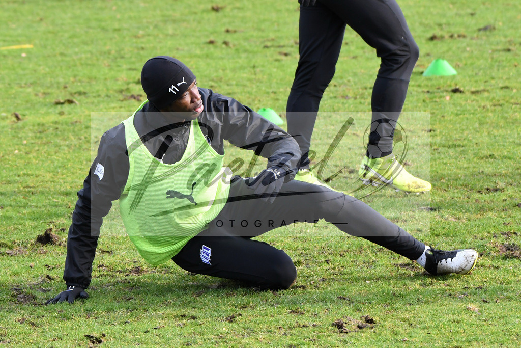 20200130_TRAOSN_0082 | Fußball, Herren: Assan Ceesay (VfL Osnabrueck) schaut waehrend der Trainingseinheit des VfL Osnabrueck im Sportpark Illoshoehe am 30.01.2020 in Osnabrueck, Deutschland. - Realisiert mit Pictrs.com