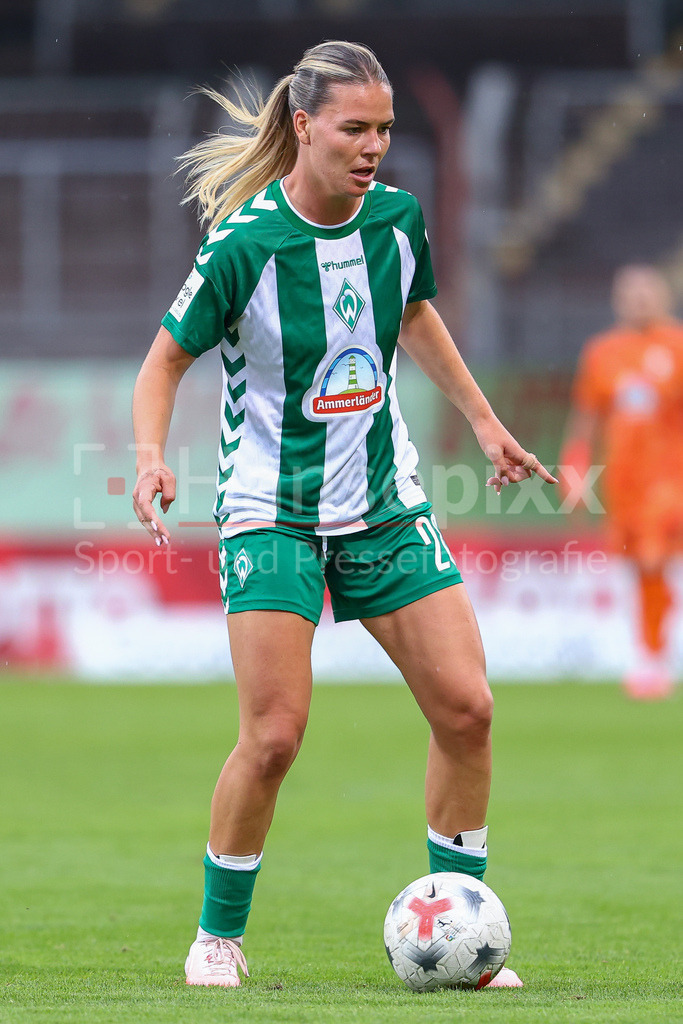 Fussball, Google Pixel Frauen-Bundesliga, 1. FSV Mainz 05 - SV Werder Bremen | Juliane Wirtz (SV Werder Bremen, 28) am Ball, Einzelbild, Ganzkörper, Aktion, Action, Spielszene, DIE DFB-RICHTLINIEN UNTERSAGEN JEGLICHE NUTZUNG VON FOTOS ALS SEQUENZBILDER UND/ODER VIDEOÄHNLICHE FOTOSTRECKEN. DFB REGULATIONS PROHIBIT ANY USE OF PHOTOGRAPHS AS IMAGE SEQUENCES AND/OR QUASI-VIDEO.