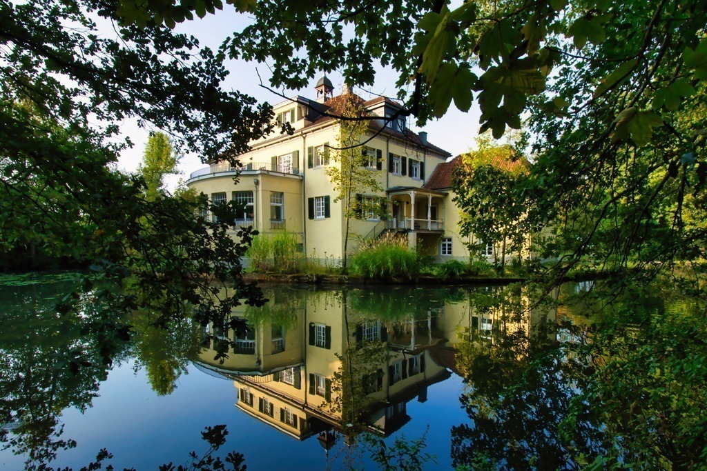 Schloss Eulenbroich - steht in Rösrath an einem Nebenarm der Sülz | Ob Hochzeitsfeiern oder Kulturveranstaltungen - hier ist die perfekte Lokalität für jeden Anlass - Realisiert mit Pictrs.com