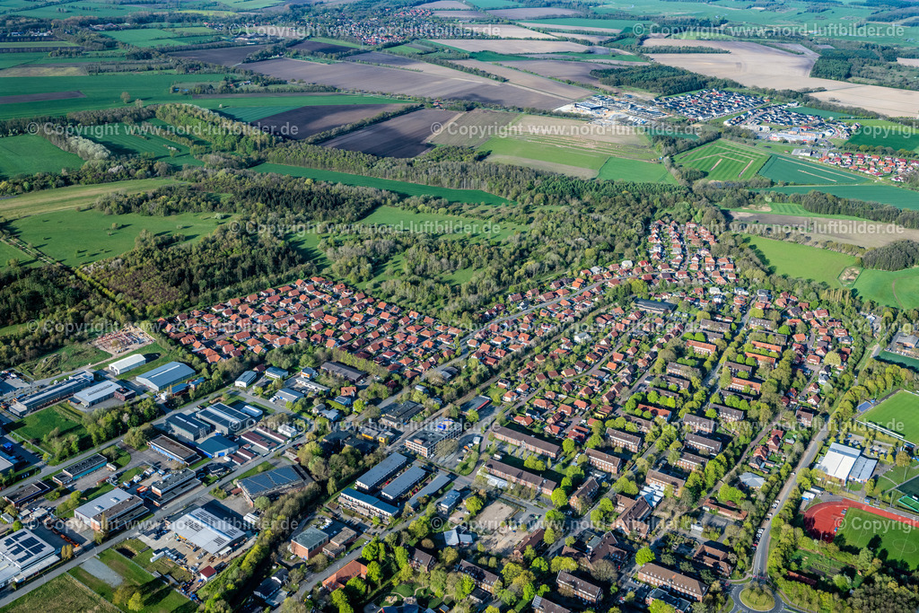 Stade_Süd_Ottenbeck_ELS_4557010523 | STADE 01.05.2023 Wohngebiete am Feldrand landwirtschaftlicher Nutzflächen an der Straße Wilhelm-Milius-Weg im Ortsteil Ottenbeck in Stade im Bundesland Niedersachsen, Deutschland. // Residential areas on the edge of agricultural land on street Wilhelm-Milius-Weg in the district Ottenbeck in Stade in the state Lower Saxony, Germany. Foto: Martin Elsen