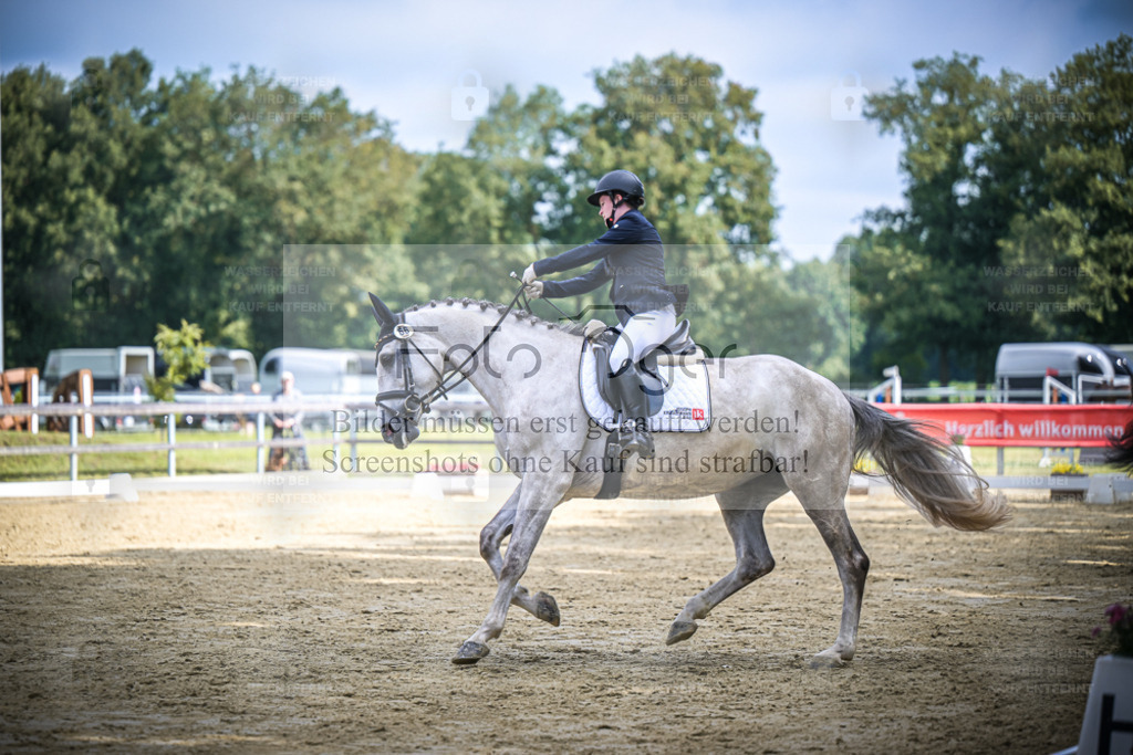DOS_1853 | Entdecke hochwertige Reitturnierfotos von Foto Oger. Professionell, emotional und authentisch – jetzt Lieblingsmomente im Shop bestellen. - Realisiert mit Pictrs.com