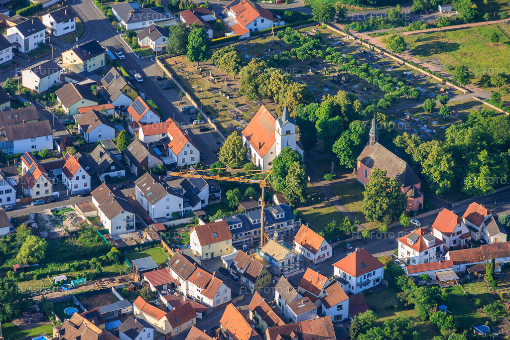 Luftbild: Friedhof mit 2 Kirchen im Ortsteil Iggelheim in Böhl-Iggelheim im Bundesland Rheinland-Pfalz in Deutschland. – Foto: IMG_157252.jpg vom 18.06.2026 durch Werner Riehm/FLY-FOTO.de – Auflösung des Originals: 5708 x 3805 px – WWW.BOEHL-IGGELHEIM.DE