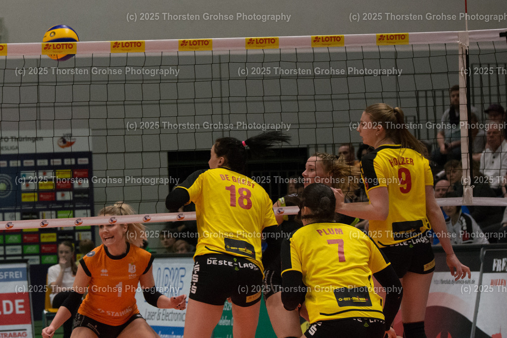 VBL VFB SUHL vs. LADIES IN BLACK AACHEN | Aachen in SCHWARZ gegen Suhl in GELB; VBL VFB SUHL vs. LADIES IN BLACK AACHEN, Volleyball-Bundesliga Frauen am 03.02.2018 in der Multihalle in Meiningen, (Deutschland) - Realisiert mit Pictrs.com