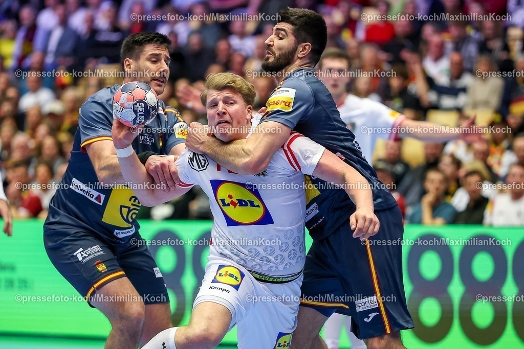 EHF17012601019 | 17.01.2026, Handball, Men's EHF EURO 2026, Österreich - Spanien, Jyske Bank Boxen in Herning, Dänemark, Preliminary Round:  Zweikampf Lukas Hutecek (Austria #72) wird von  Abel Serdio Guntín (Espania #20)  Imanol Garciandia Alustiza (Espania #18) am Kreis fest gemacht