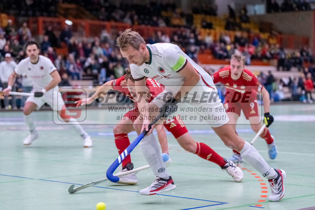 HK_20241214_100383 | 1. Bundesliga Halle Herren Crefelder HTC - Rot-Weiss Köln am 14.12.2024 Halle Glockenpitz, Krefeld , Michel Strutthoff ( Rot-Weiss Köln #22 ) , Niklas Wellen ( Crefelder HTC 10 )