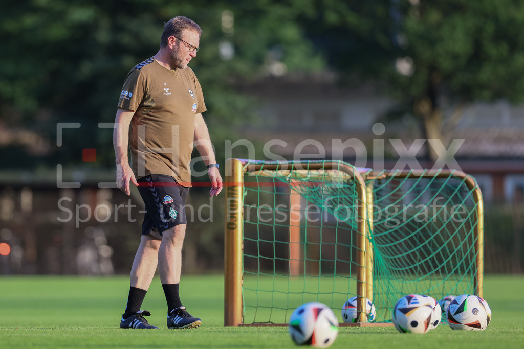 Fussball, Google Pixel Frauen-Bundesliga, Training SV Werder Bremen | v.li.: Thomas Horsch (Trainer, Cheftrainer, SV Werder Bremen)
