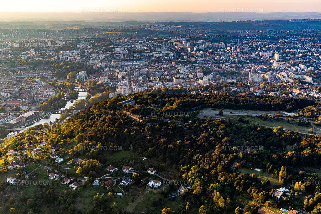 Aerial view: Fort de Bregille and Grand Desert in the district Brégille in Besançon in the state Doubles, France. – Photo: IMG_129655.jpg taken on 09/23/2021 by Werner Riehm/FLY-FOTO.com – Resolution of the original: 5472 x 3648 px