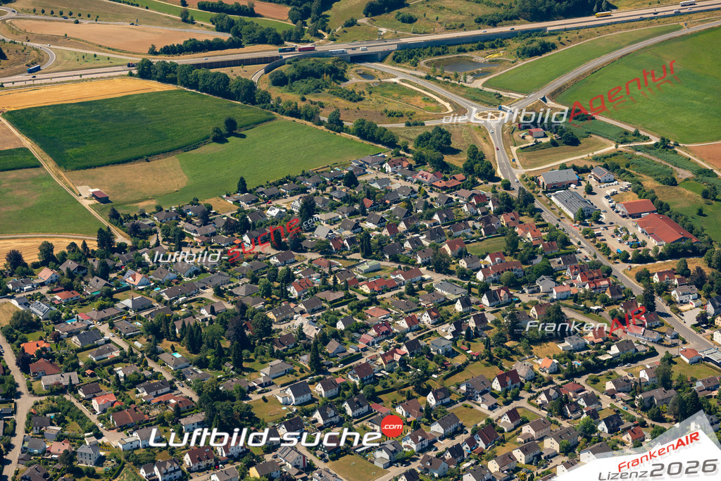 Das Luftbild der Stadt Adelsried wurde 2022 vom Flugzeug heraus erstellt (keine Drohnen-Aufnahmen) Aufnahmehöhe ca.450 Meter- hohe Bildauflösung und Druck-Qualität. Garantiert!