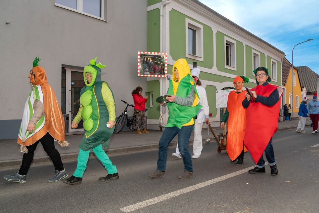Umzug2025-071_8958 | Fotostrecke: FASCHINGSUMZUG 2025 in Loosdorf. 22 Masken(gruppen)-Teilnehmer: Loosdorfer Vereine, Wirtschaftstreibende, Gemeindeabordnungen sowie Kreditinstitute. rund 700 Besucher entlang der Hauptstrasse. Veranstaltungs-Sicherung durch Mannschaft der FF-Loosdorf mit schwerem Gerät. Maskenprämierung am EKZ-Platz durch Bgm. Thomas Vasku in den Kategorien: Bester Festwagen (Fa. gkonzept-Groissenberger; Beste Personengruppe-ASK-Loosdorf; Beste Einzelperson; Weiteste Anreise-FF Schollach;