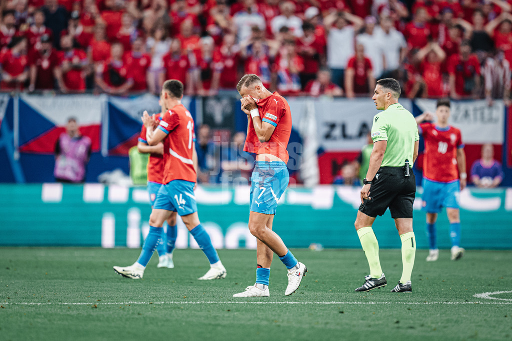 Fußball | Herren | UEFA-Fußball-Europameisterschaft 2024 | Gruppe F | Tschechien vs. Türkei | 26.06.2024 | Antonin Barak (#7, Tschechien) verlässt nach seiner Gelb Roten Karte das Spiel