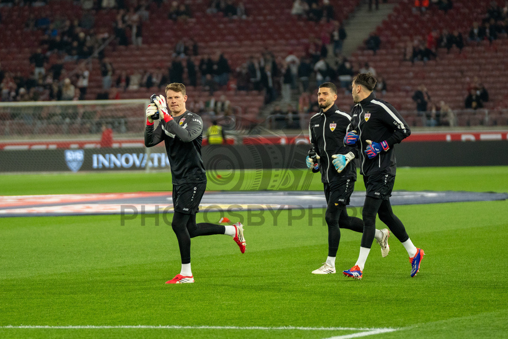 VfB Stuttgart vs. RB Leipzig, Fussball, 1. Bundesliga, 26. Spieltag, 15.03.2026 | Alexander Nuebel (VfB Stuttgart, #33) mit Fabian Bredlow (VfB Stuttgart, #01) und Stefan Drljaca (VfB Stuttgart, #21),VfB Stuttgart vs. RB Leipzig, Fussball, 1. Bundesliga, 26. Spieltag, 15.03.2026Foto: photosbyphips/Philip Ziegler