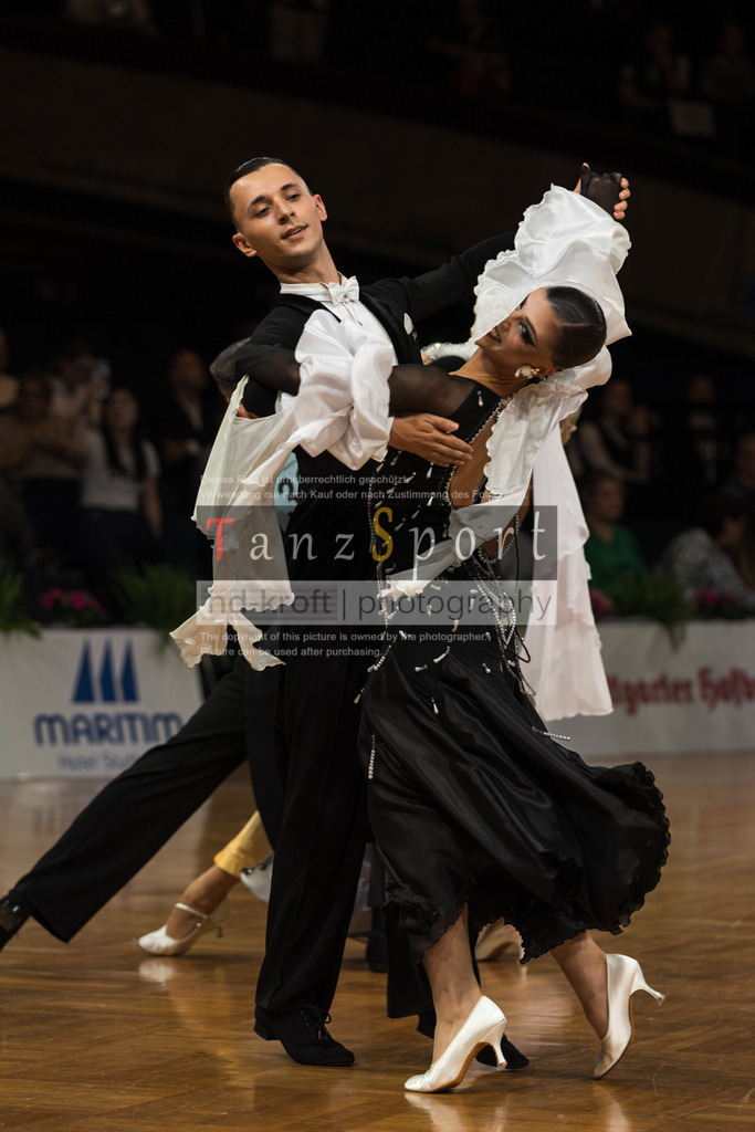 20250820_WDSF Standard Rising Stars R3-3191 | Tanzsportbilder, Standardtanz, Lateintanz, WDSF, DTV, LTVB, dancecomp, goc, hessen tanzt, blaues band der spree, walzer, tango, wiener walzer, slowfox, quickstepp, samba, rumba, cha-cha-cha, paso doble. jive, hd-kroft photography, turniertanzsport